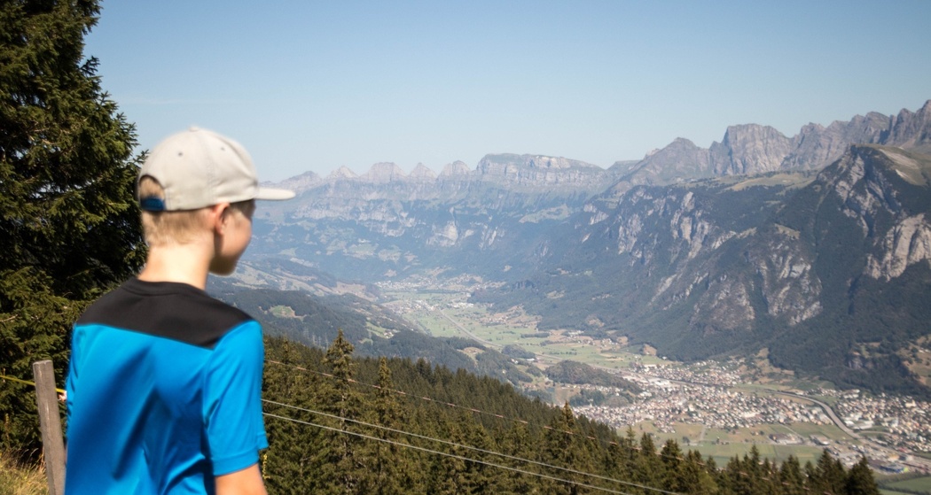 Entlang des Heidipfads erwartet die Wanderer eine Weitsicht auf das gegenüberliegende Bergpanorama.