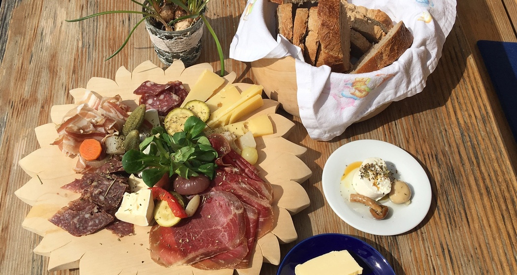 Zvieriplättli im Berghaus Sassauna