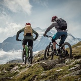 Cyclistes sur le sentier mineur de Fuorcla