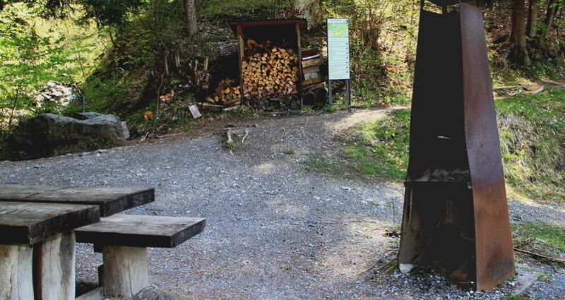 Grillplatz mit einem Steintisch und Bänkli.