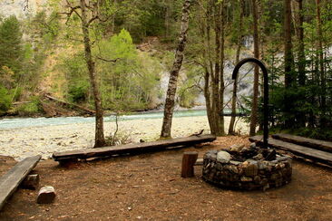 Grillstelle am Rhein mit Holzbänkli rundherum.