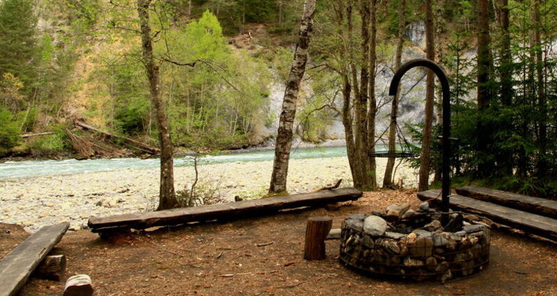Grillstelle am Rhein mit Holzbänkli rundherum.