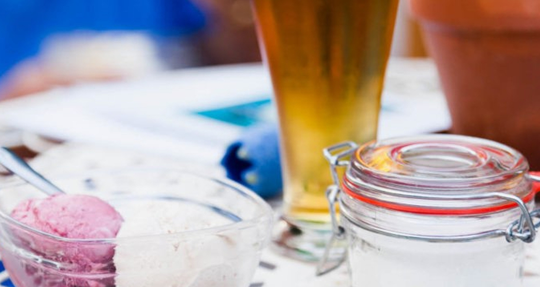 Gedeckter Tisch mit Bier, Eis und Zucher.