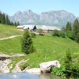 Alp Kohlschlag devant une montagne en toile de fond