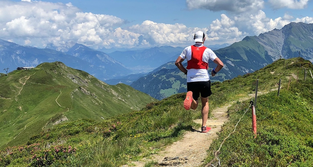 Trailrunner auf dem Grad zum Piz Mundaun