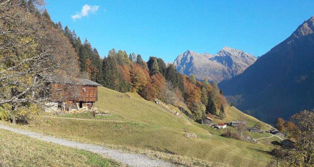 Bärgweg im Hintergrund der Hennägadä