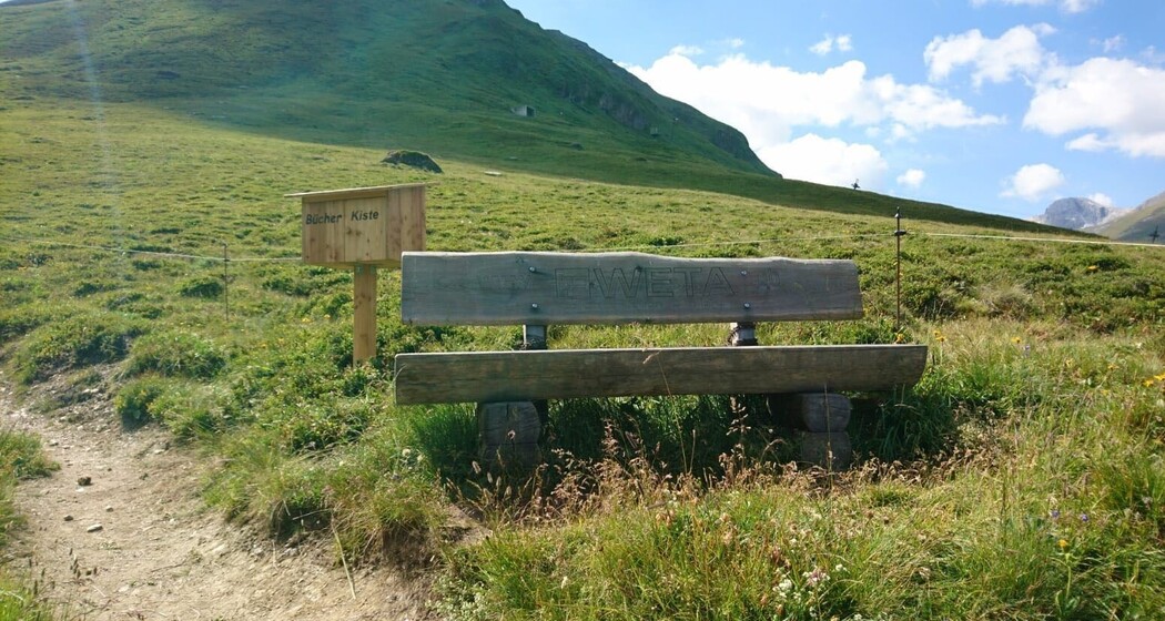 Lesebänkli und Bücherkiste Avers