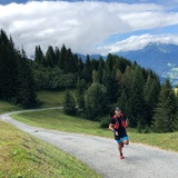 Wunderbar laufbare Bergstrasse in Richtung Alp da Sevgein