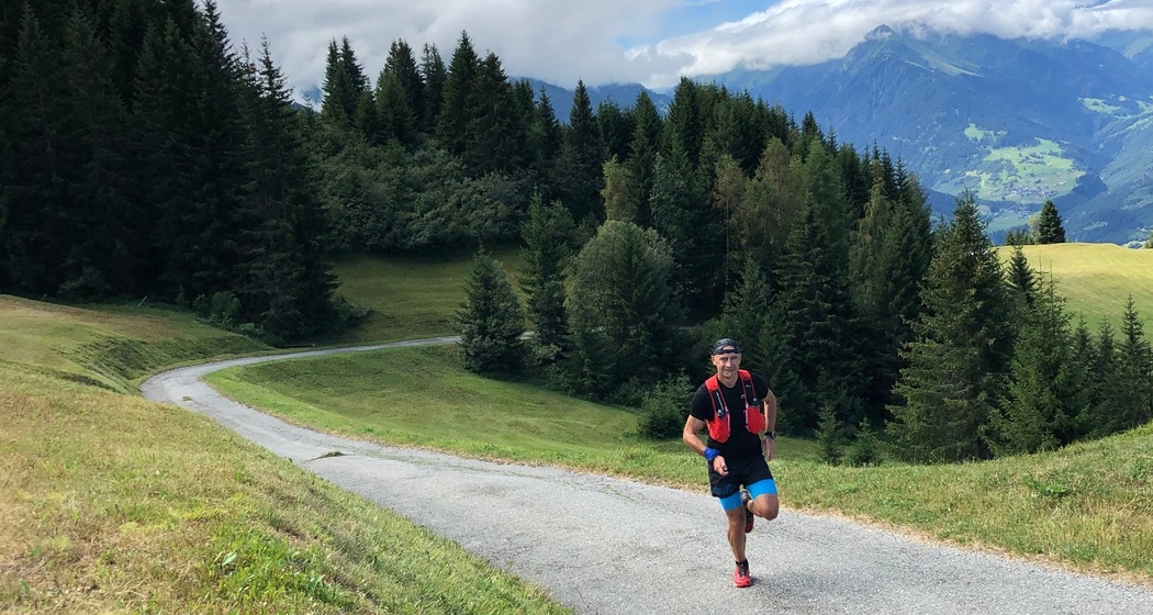 Wunderbar laufbare Bergstrasse in Richtung Alp da Sevgein