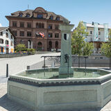Town hall of Ilanz in the foreground we see the fountain of Ilanz