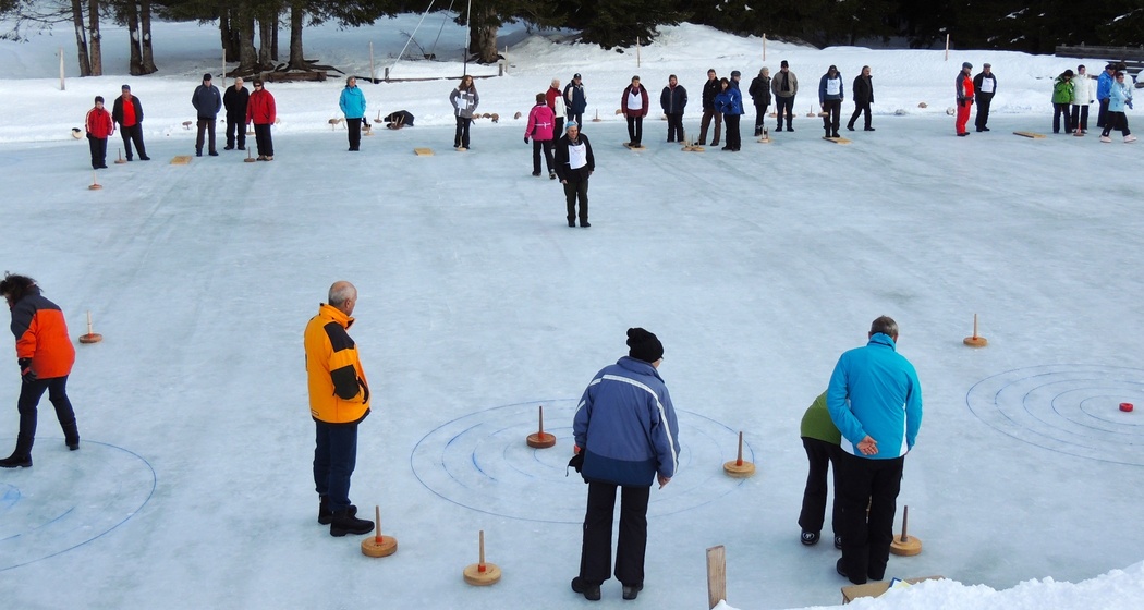 Natureisfeld auf dem Patrutgsee im Winter