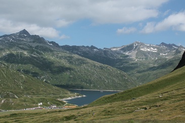 Passhöhe mit Stausee