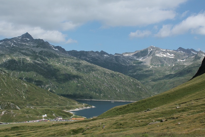 Passhöhe mit Stausee