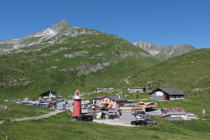 Passhöhe mit Leuchtturm