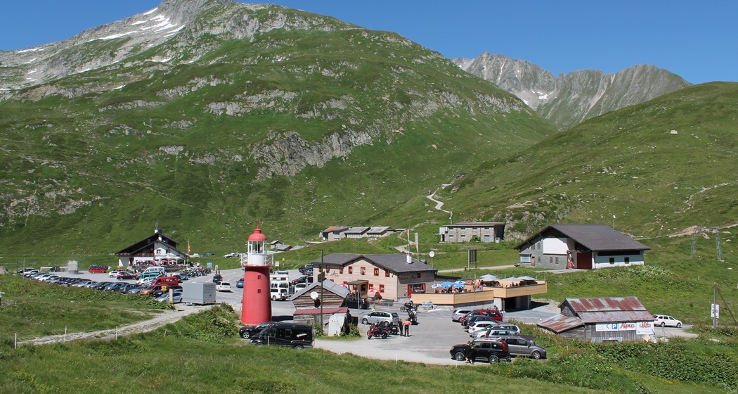 Passhöhe mit Leuchtturm