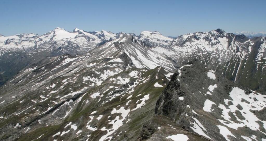 Gipfel Faltschonhorn mit Blick Richtung Schwarzhorn