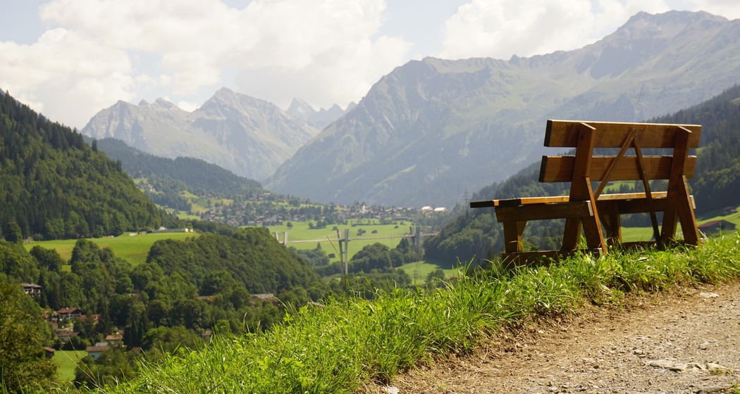 Bank mit toller Aussicht über Klosters