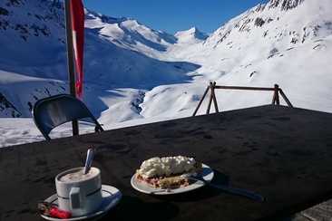 Café et gâteau avec vue