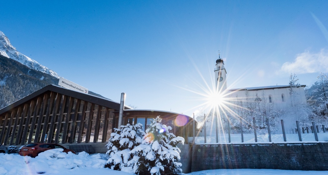 Mineralbad und Kirche Andeer im Winter