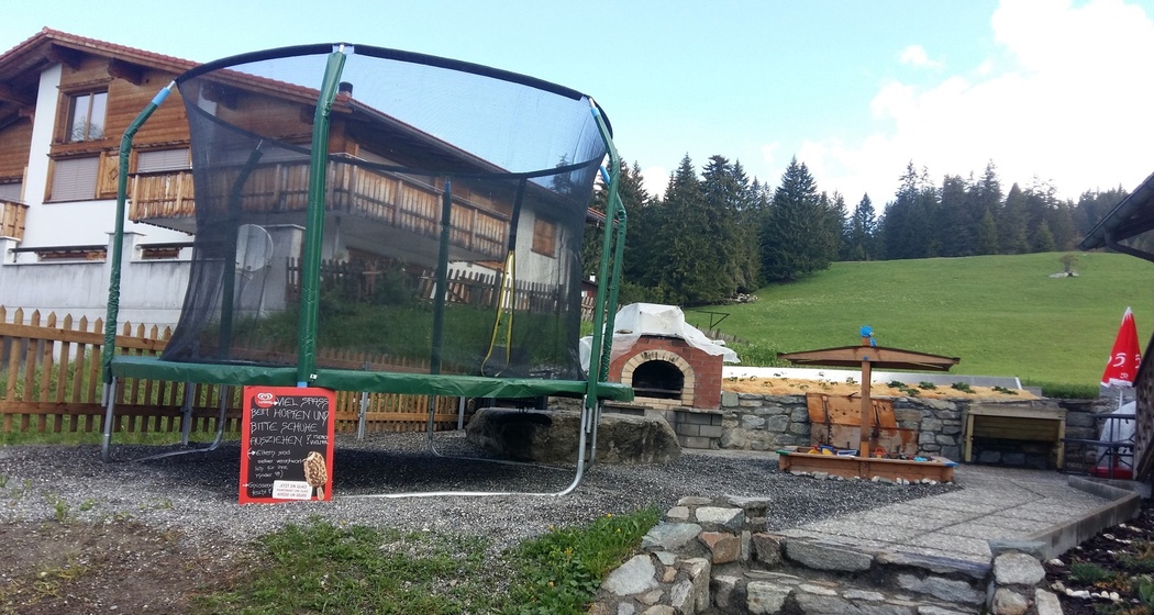Kinderspielplatz mit Trampolin