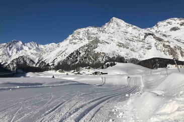 Das weite Tal bei Orden Dent mit Langlaufloipe und Wanderweg