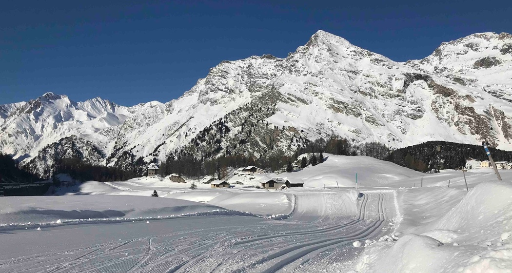 Das weite Tal bei Orden Dent mit Langlaufloipe und Wanderweg