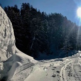 Weg durch den Winterwald am Cavloc-See