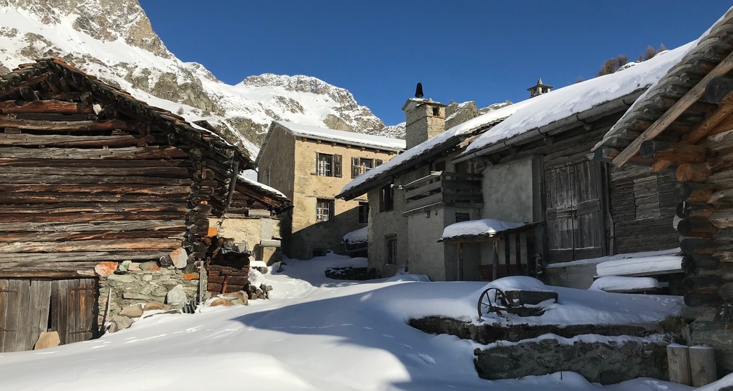 Der Weiler Blaunca, hoch über dem Silsersee