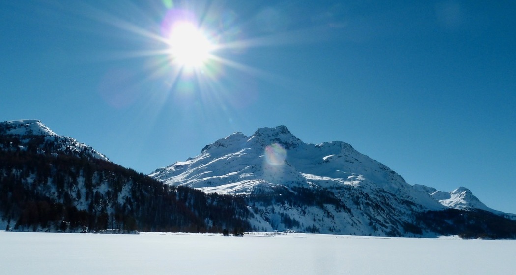 Einmalig: Blick vom Silsersee auf Isola und den Piz Margna