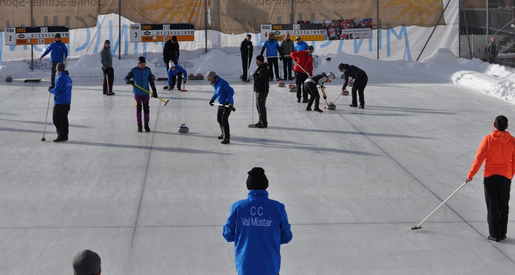 Curling in Tschierv (oua_43996700_image)