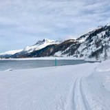 Wanderweg mit Blick auf Isola (die Loipe läuft parallel)