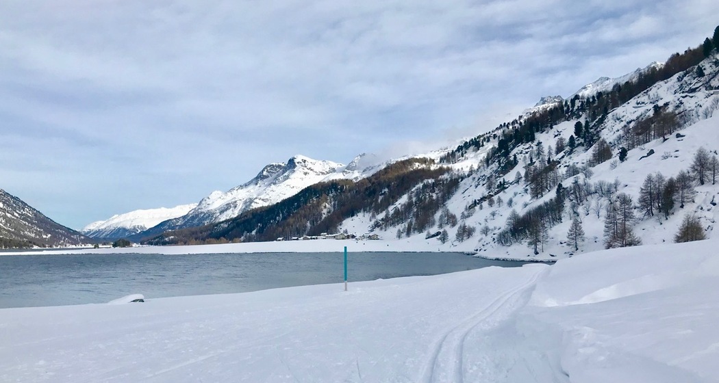 Wanderweg mit Blick auf Isola (die Loipe läuft parallel)