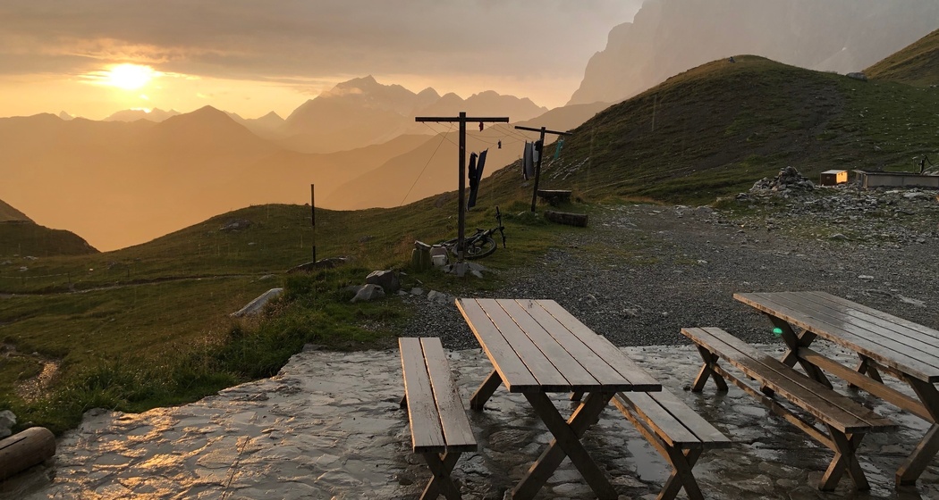 Carschinahütte mit Sonnenuntergang