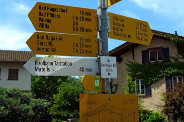 Wegweiser am Bahnhof Bad Ragaz.