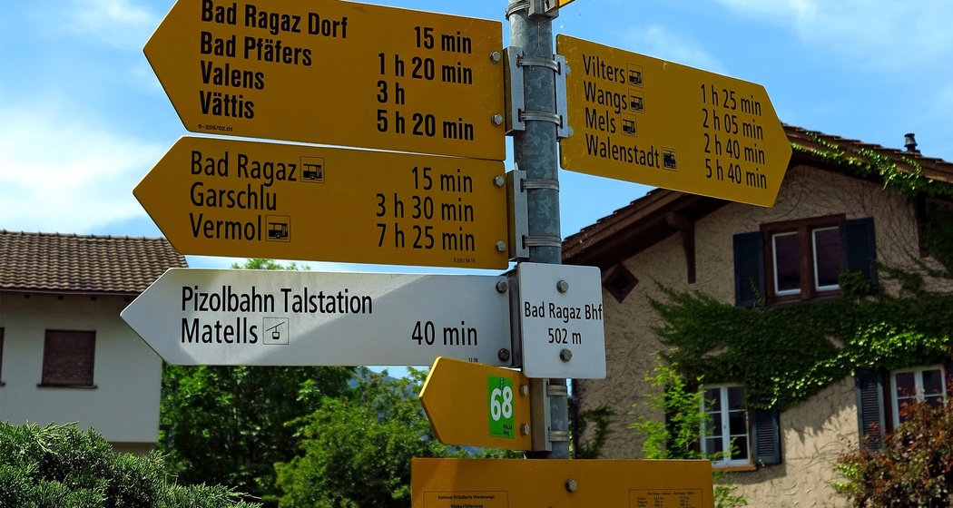 Wegweiser am Bahnhof Bad Ragaz.