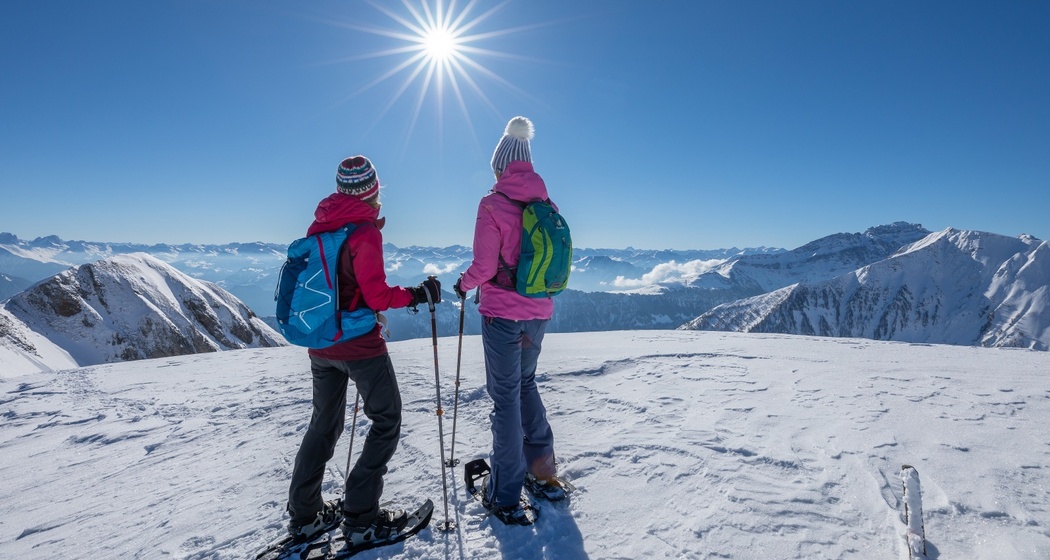 Die Sonne ist ständige Begleiterin auf dem Schneeschuh-Trail