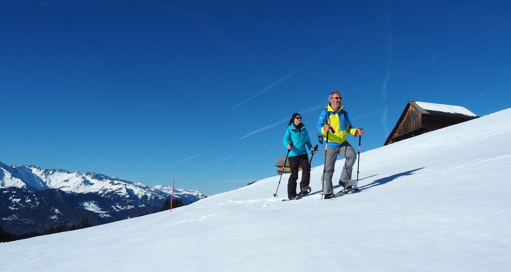 Schneeschuhlaufen im ersten Skigebiet in Graubünden