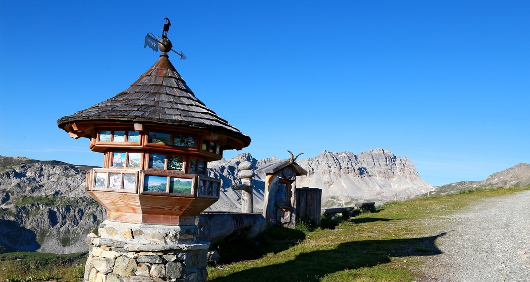 Bus alpin Haltestelle Tguma.