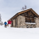 Passant devant de vieilles granges