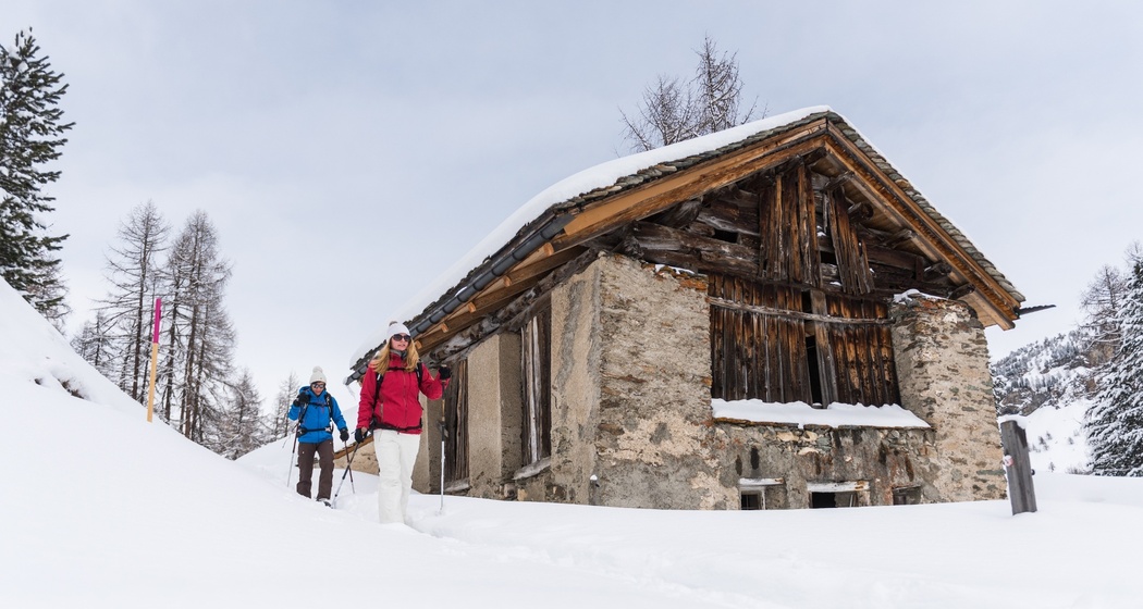 Vorbei an alten Ställen