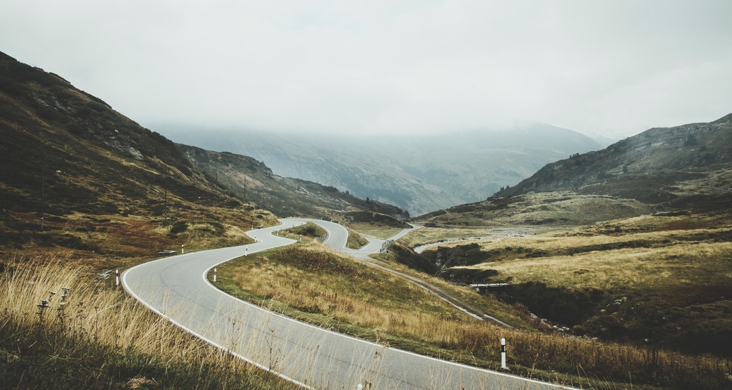 Passstrasse in den Alpen