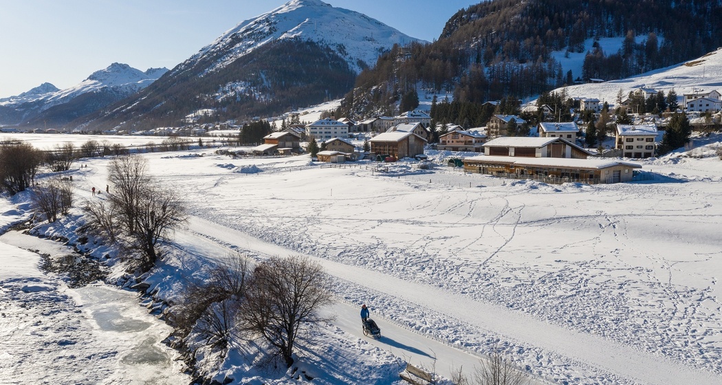Blick auf Madulain, im Vordergrund der Winterwanderweg parallel zum Eisweg