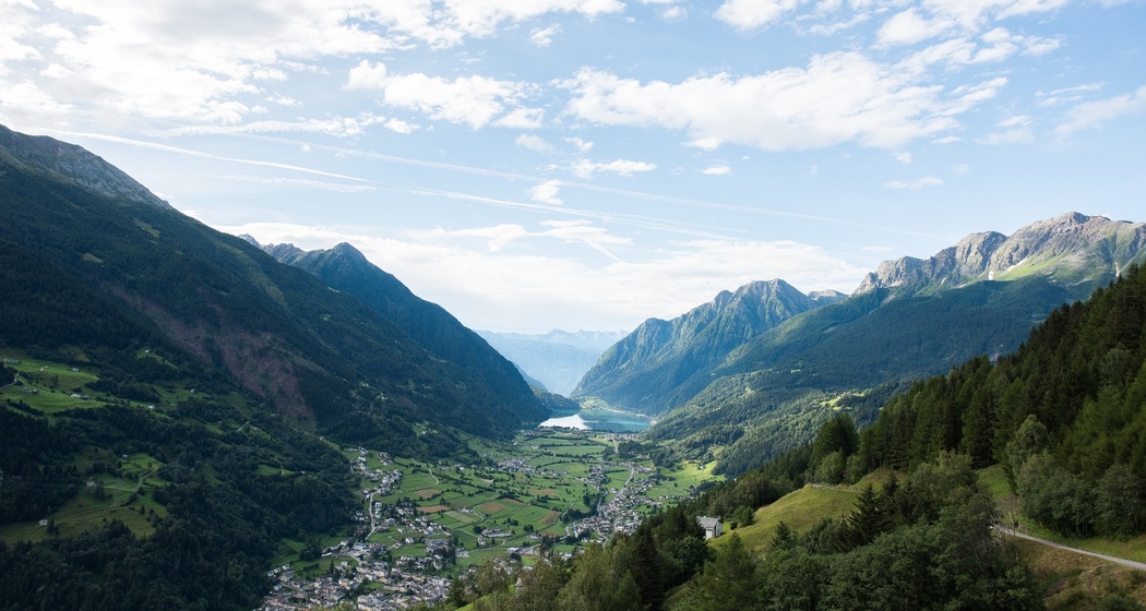 Auf dem Weg nach Alp Grüm öffnet sich immer wieder der Blick in die Val Poschiavo