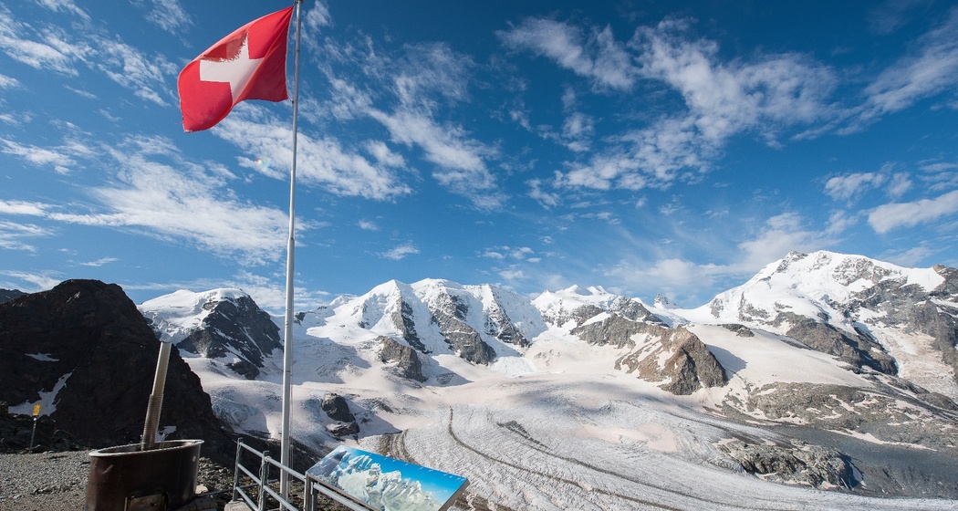Von der Aussichtsplattform auf der Diavolezza hat man eine frei Sicht auf den Piz Palü und die Bernina Gruppe