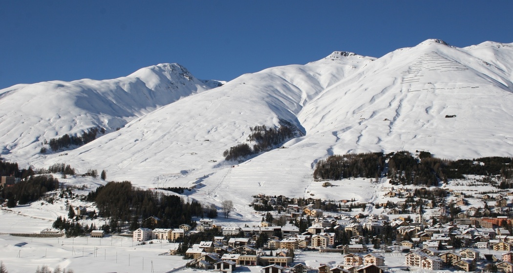 Sicht auf das Dorf Zuoz