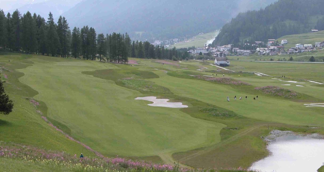 Sicht über den Golfplatz nach Madulain