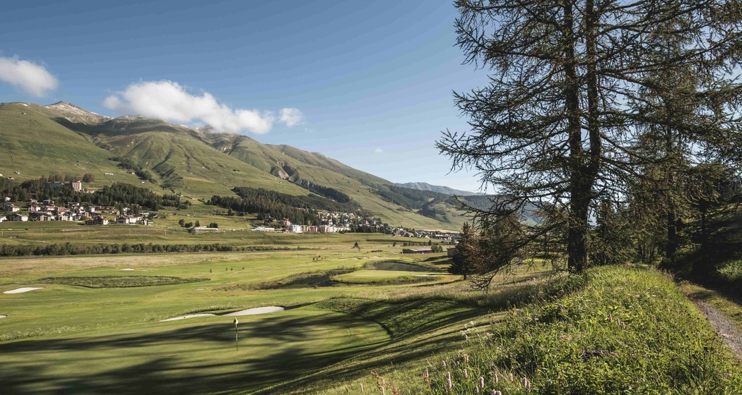 Sicht auf das Familienskigebiet von Zuoz