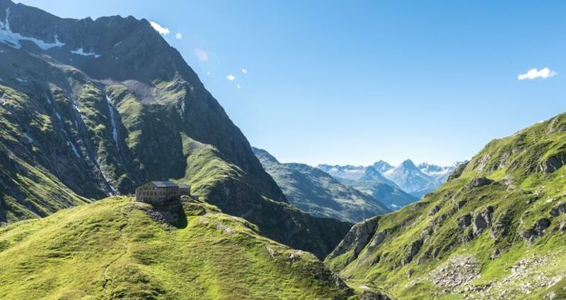 Terrihütte mit Blick auf die Val Sumvitg