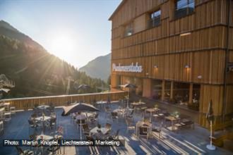 Sonnenterrasse im JUFA Hotel Malbun Alpin-Resort im Sonnenuntergang