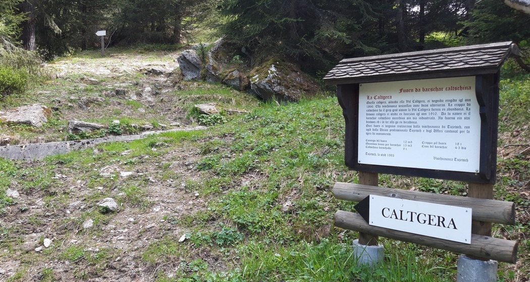 Infotafel und Wegweiser